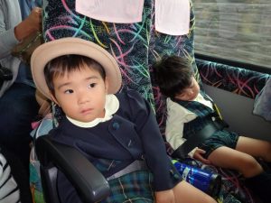 <p>帰りのバスの中は、お疲れのようです。<br />でも、頑張ってＤＶＤを見ている子も・・・<br />今年は、日本昔話シリーズを見て、楽しみました。<br />先生たちにも大うけでした。</p>