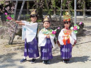 <p>稚児衣装で歩いたよ。<br />今年も佐賀市仏教会の花まつりに参加しました。<br />年中さんと年少さ…</p>