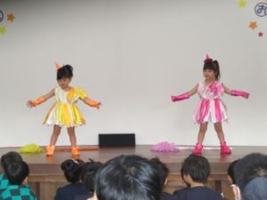 <p>おジャ魔女カーニバルを踊るのは、つぼみ組の女の子。キュートな衣装がとても似合って素敵です。初めてのお遊戯会でしたが、可愛くしっかり踊れました。</p>