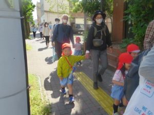 <p>若楠幼稚園に入園して初めての行事、「春の遠足」<br />お母さんと手をつないで神野公園まで歩けるかな？<br />頑張りましょう！</p>