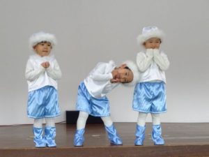 <p>もも組さんで「雪ん子マーチ」を踊りました。雪の妖精のような、可愛い雪ん子たち。写真撮影も可愛いポースで、お家の方はメロメロです。</p>