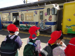 <p>絵が描いてる電車が来たよ！！唐津城だって。知ってるかな？？</p>