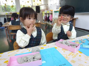 <p>お兄さんお姉さんが折り紙をしている間、可愛いつぼみさんチームは粘土を楽しみました♪</p>