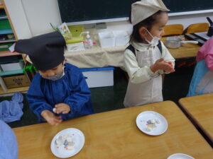 <p>もも・つぼみ組さんは先生と一緒にちぎって白玉団子をコロコロと丸めています。</p>