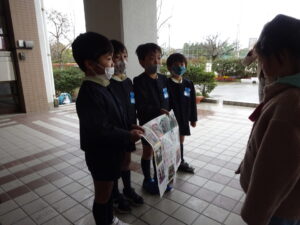 <p>ふじ組さんみんなで協力して作った写真付きのお手紙です。<br />赤松小学校に進学するお友だちがクラスを代表して渡しました。</p>